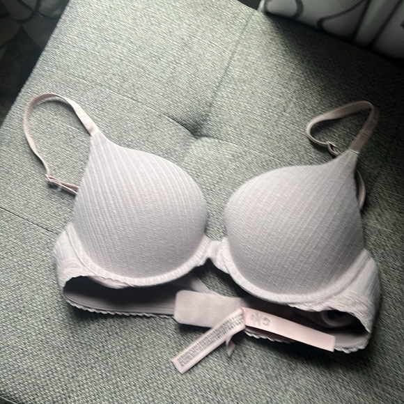 2 brand new Victoria’s Secret bras - Picture 8 of 12